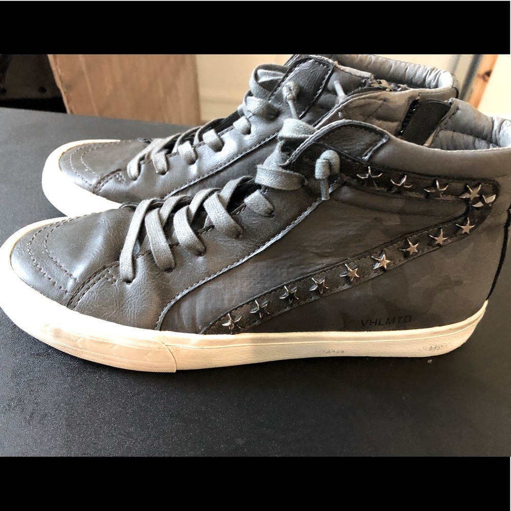 Vintage Havana high top sneakers, gray with star accents, EUC